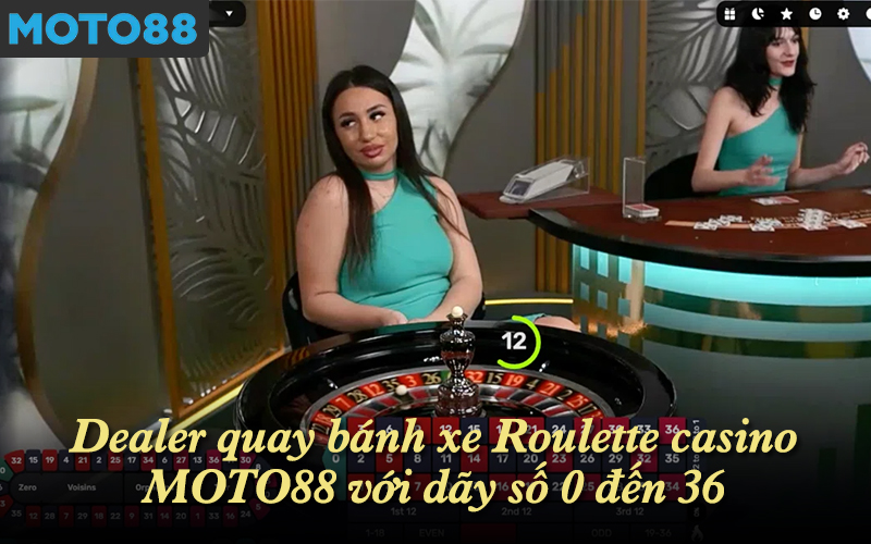 Dealer quay bánh xe Roulette casino MOTO88 với dãy số 0 đến 36